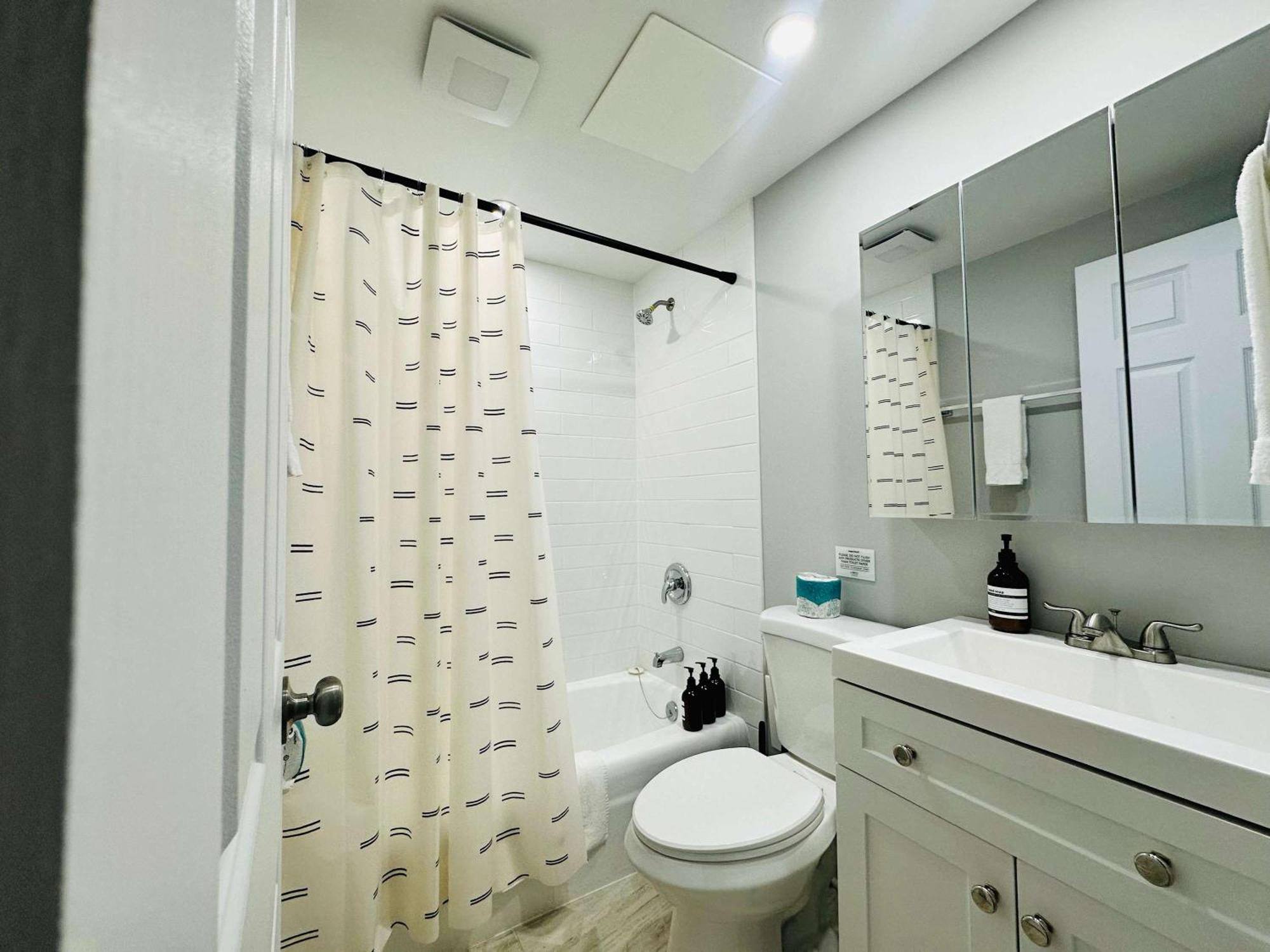 Designer 1 Bed 1 Free Parking Apartment *